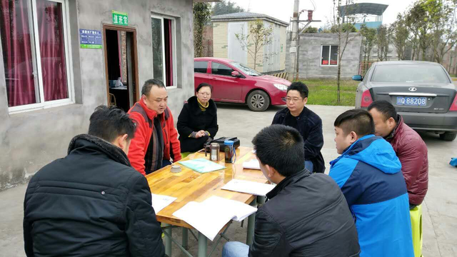 擼起袖子加油干 團(tuán)結(jié)協(xié)作暖人心