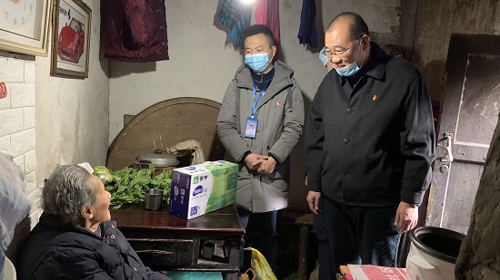 集團(tuán)公司慰問“雙包雙?！鄙鐓^(qū)困難群眾