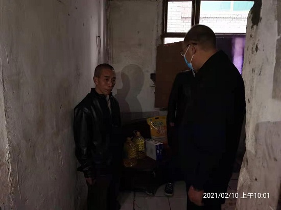 集團(tuán)公司慰問“雙包雙?！鄙鐓^(qū)困難群眾